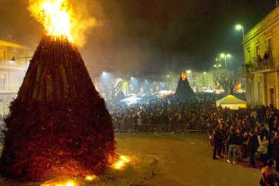 Centinaia di alti fal� sparsi per le vie di Castellana: � la suggestiva e "infuocata" Festa delle Fanove